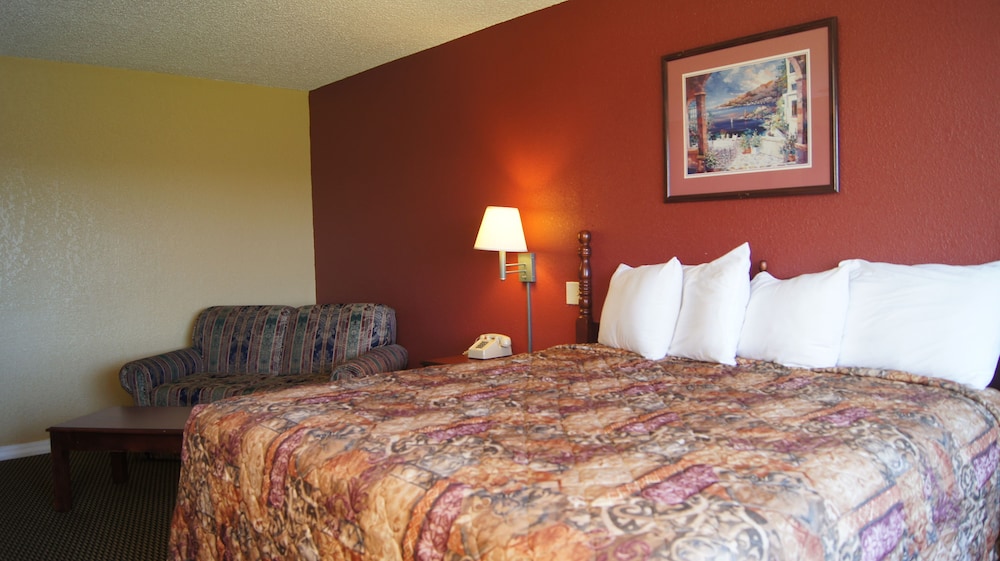 Holiday Lodge And Suites 16/46