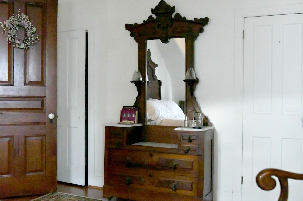 Gillis Grier Bed and Breakfast 19/50