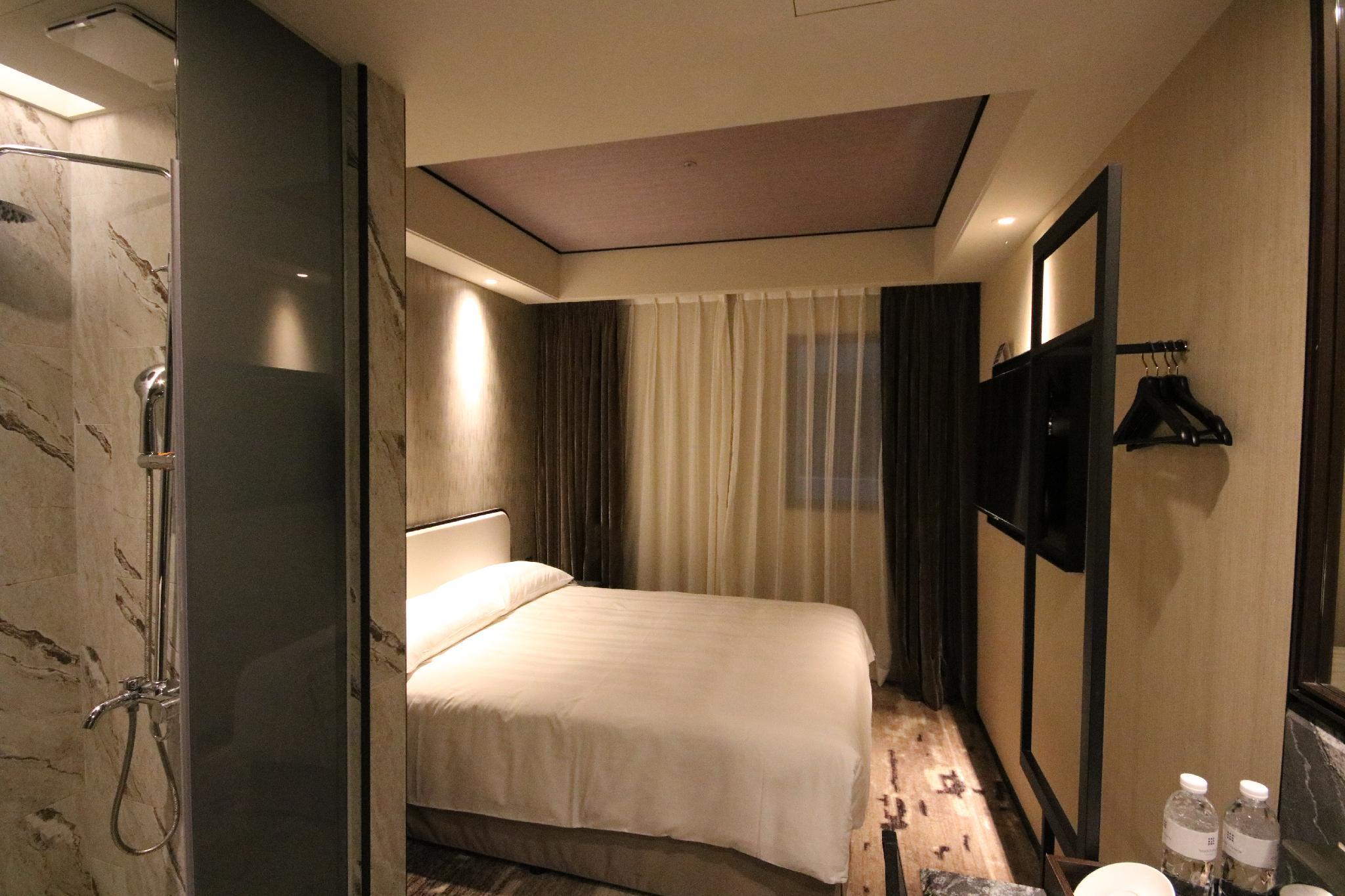 ROOM, DOUBLE BED, NO VIEW