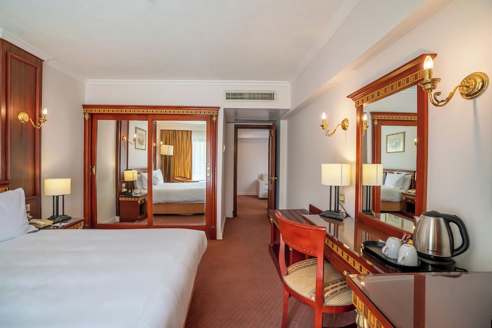 Suite, King Bed, City View