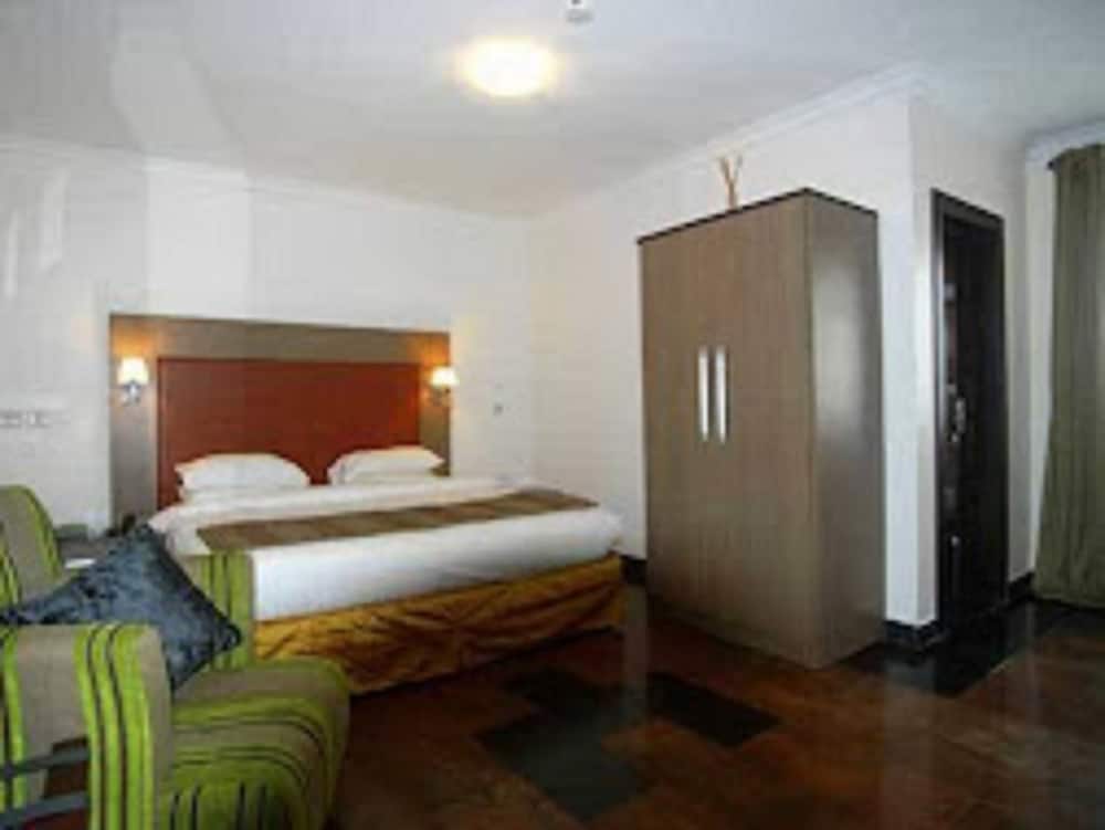 THE ISLAND HOTEL 12/39