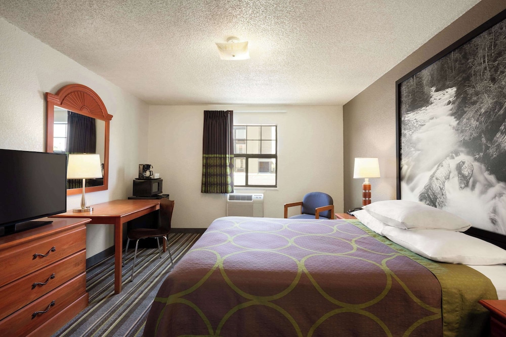 ROOM, QUEEN BED