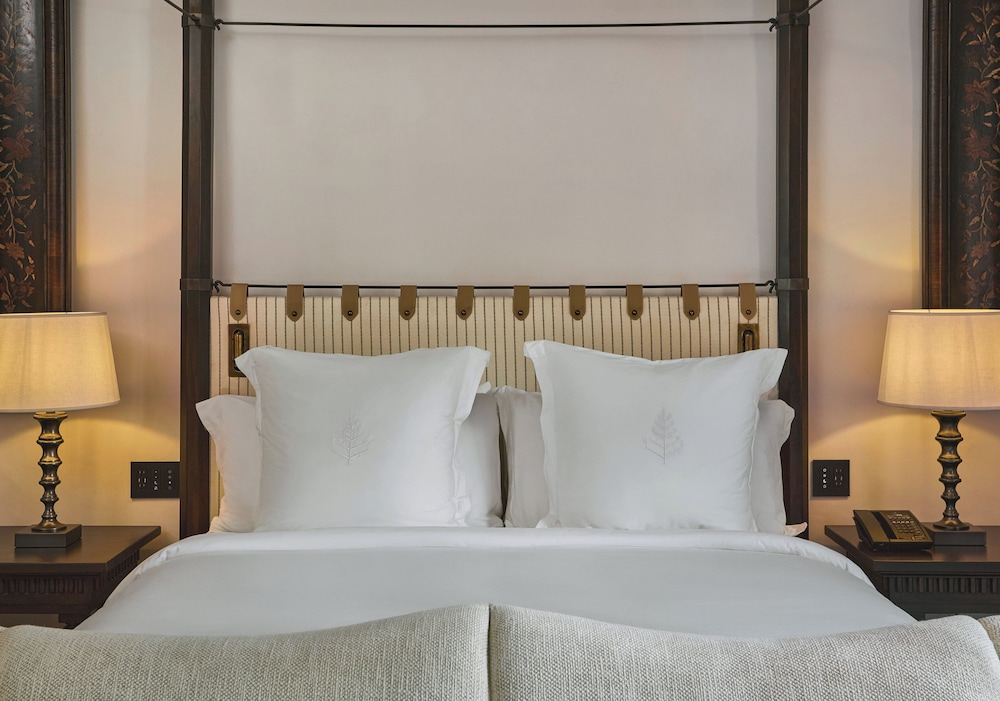 Colonial, King Bed