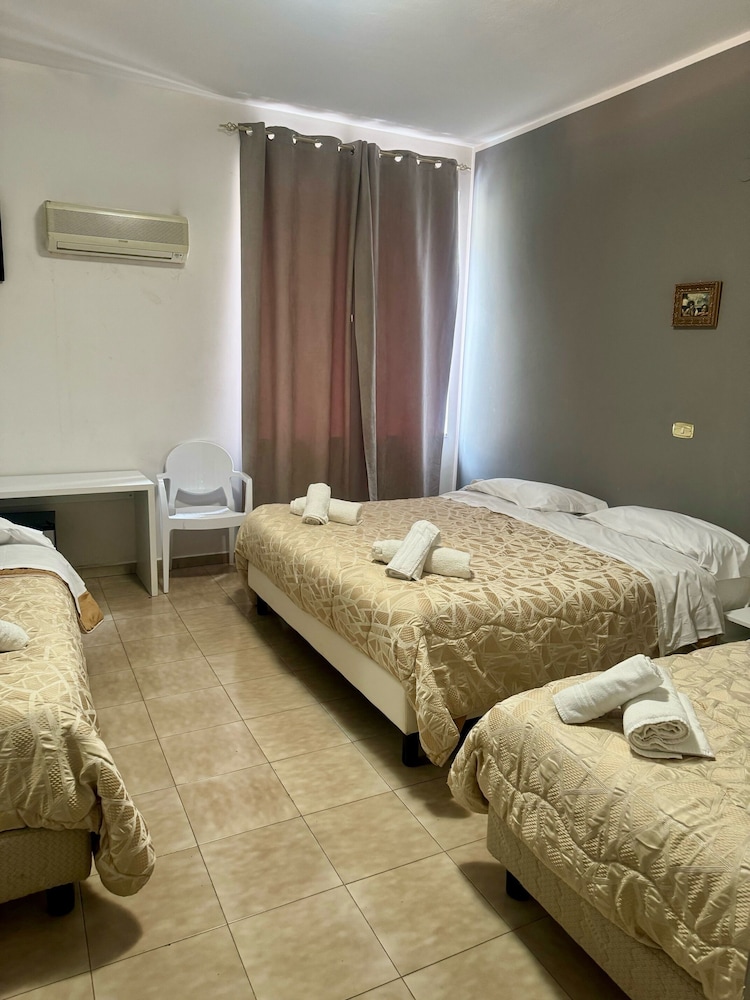 ROOM, QUADRUPLE