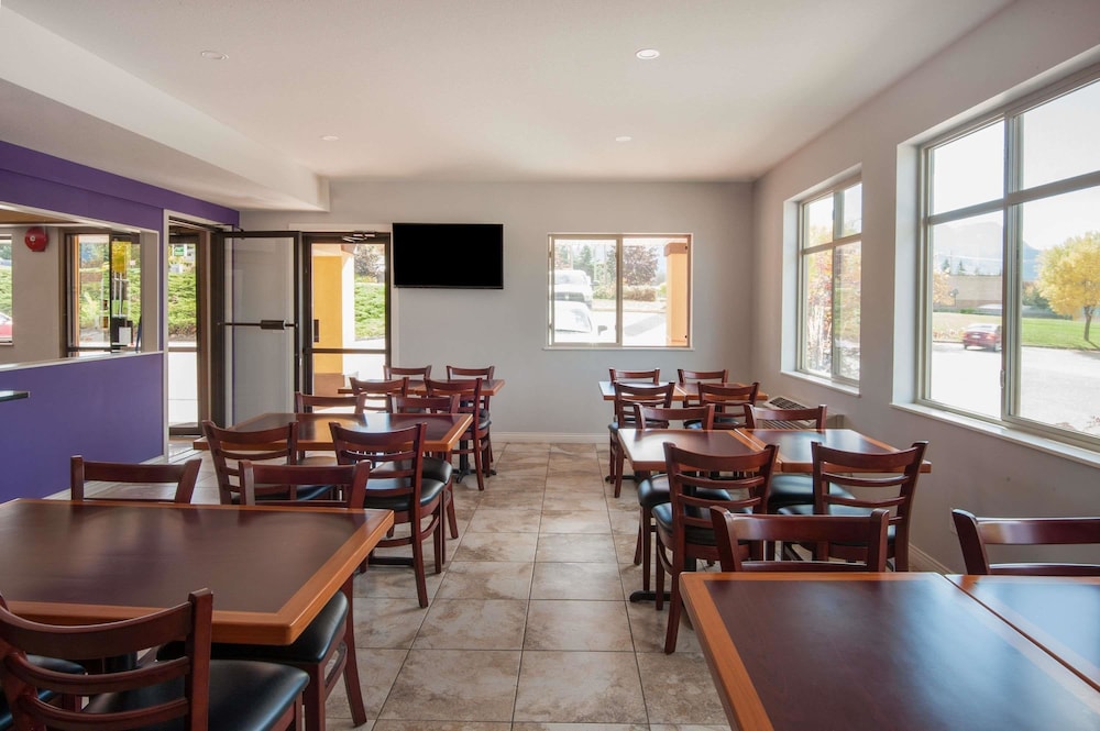 Super 8 by Wyndham Salmon Arm 28/35