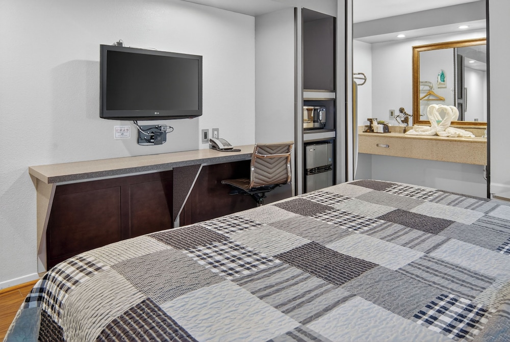 12 Oaks Hotel 35/50