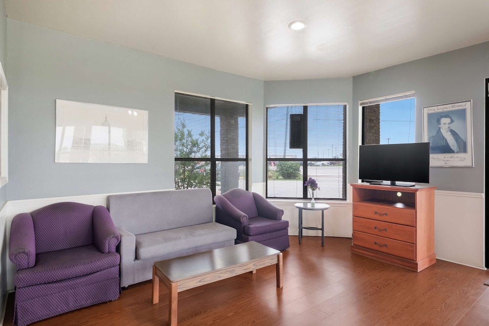 Americas Best Value Inn Lockhart TX (ex OYO Hotel) 26/40