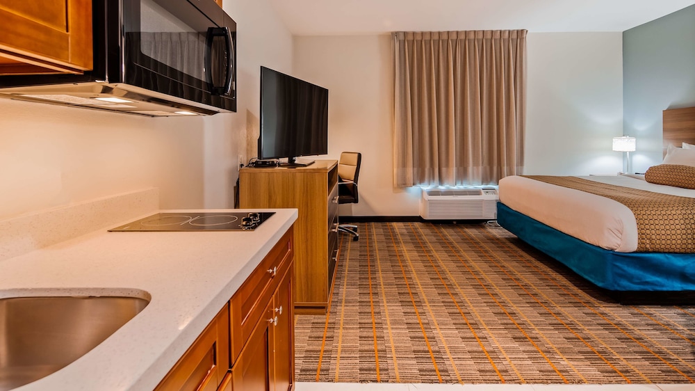 Best Western Ingleside Inn & Suites 17/37