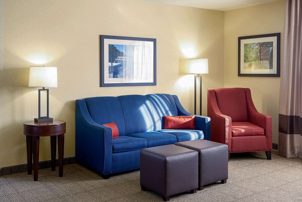 Comfort Suites Lake Geneva East 27/46
