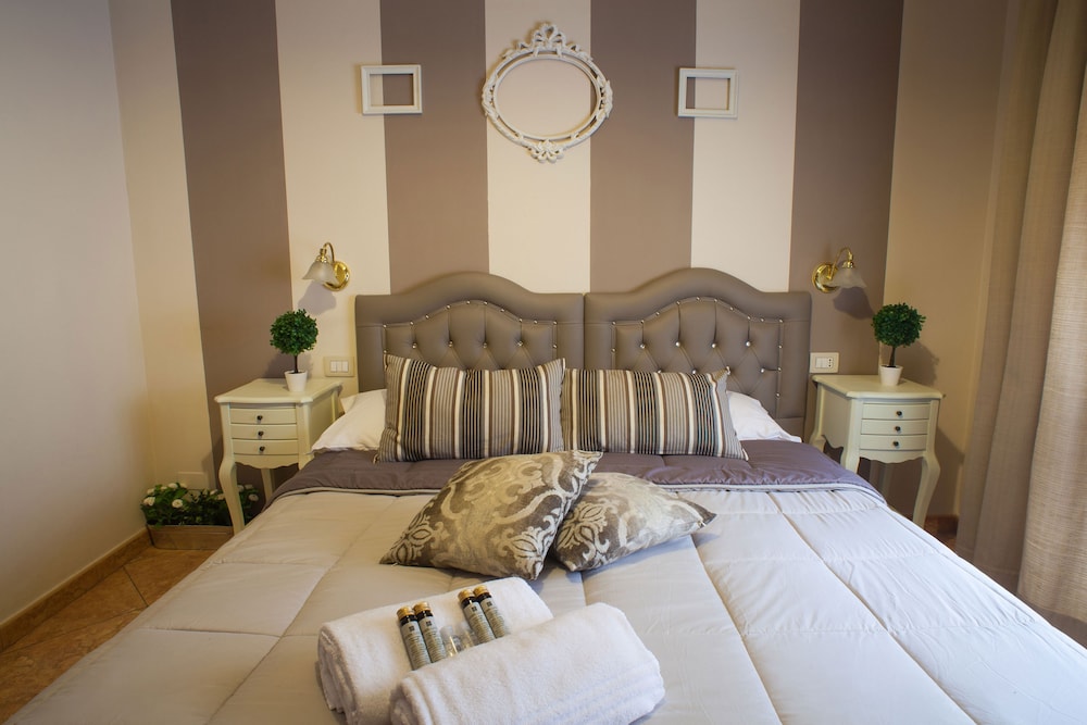 1 BEDROOM, QUADRUPLE
