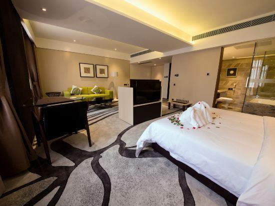 Business, Deluxe, Queen Bed