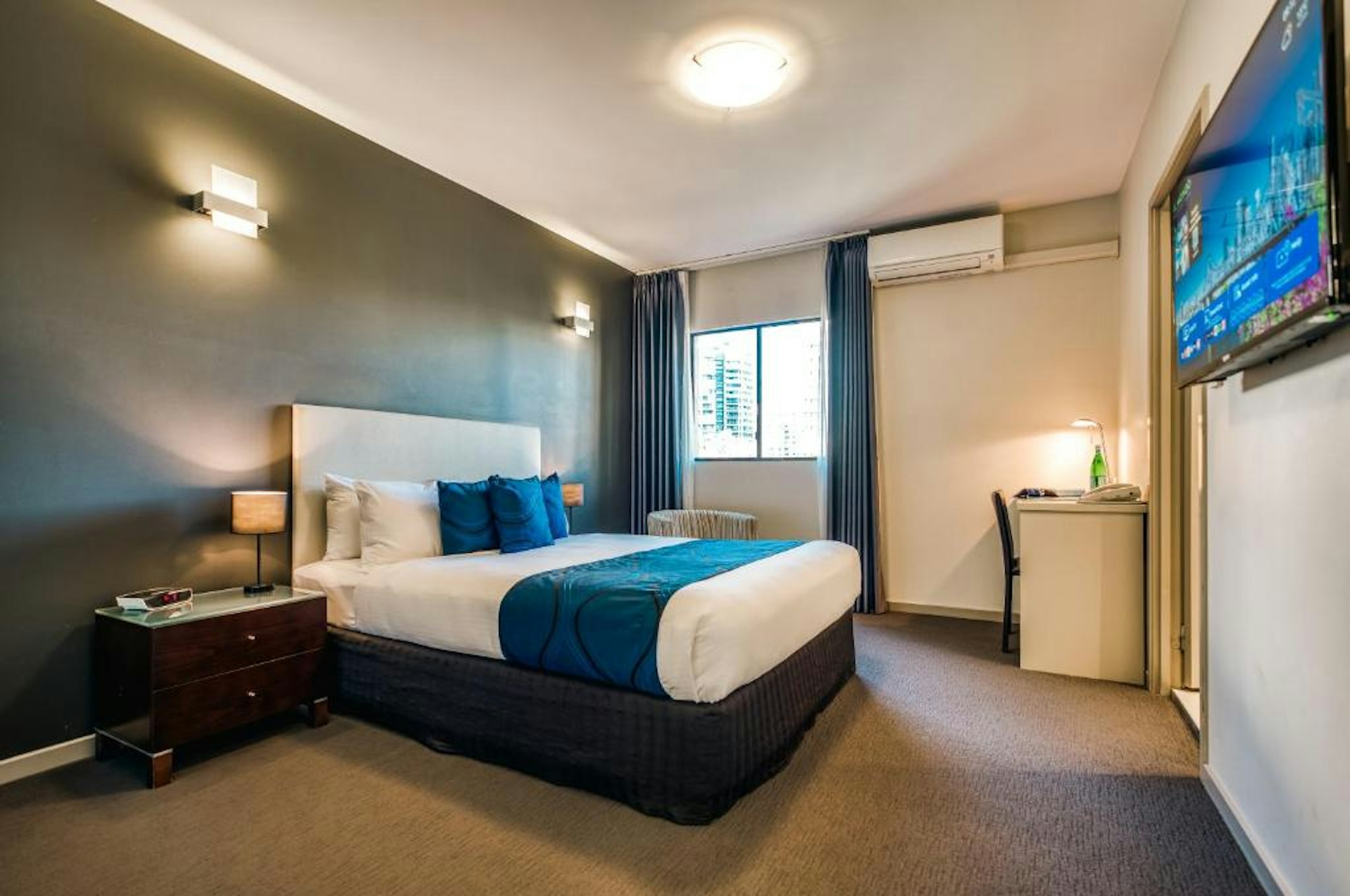 ROOM, NO BALCONY