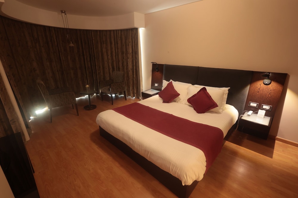 EXECUTIVE, SUITE, POOL VIEW, JETTED TUB