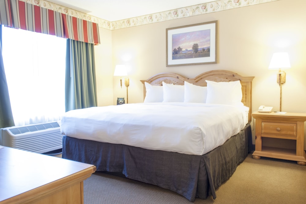 Country Inn & Suites by Radisson, Cedar Falls near University 8/39
