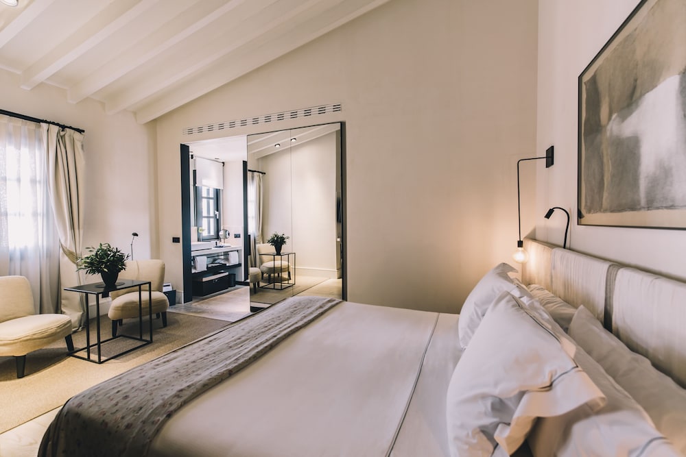 ROOM, DOUBLE BED