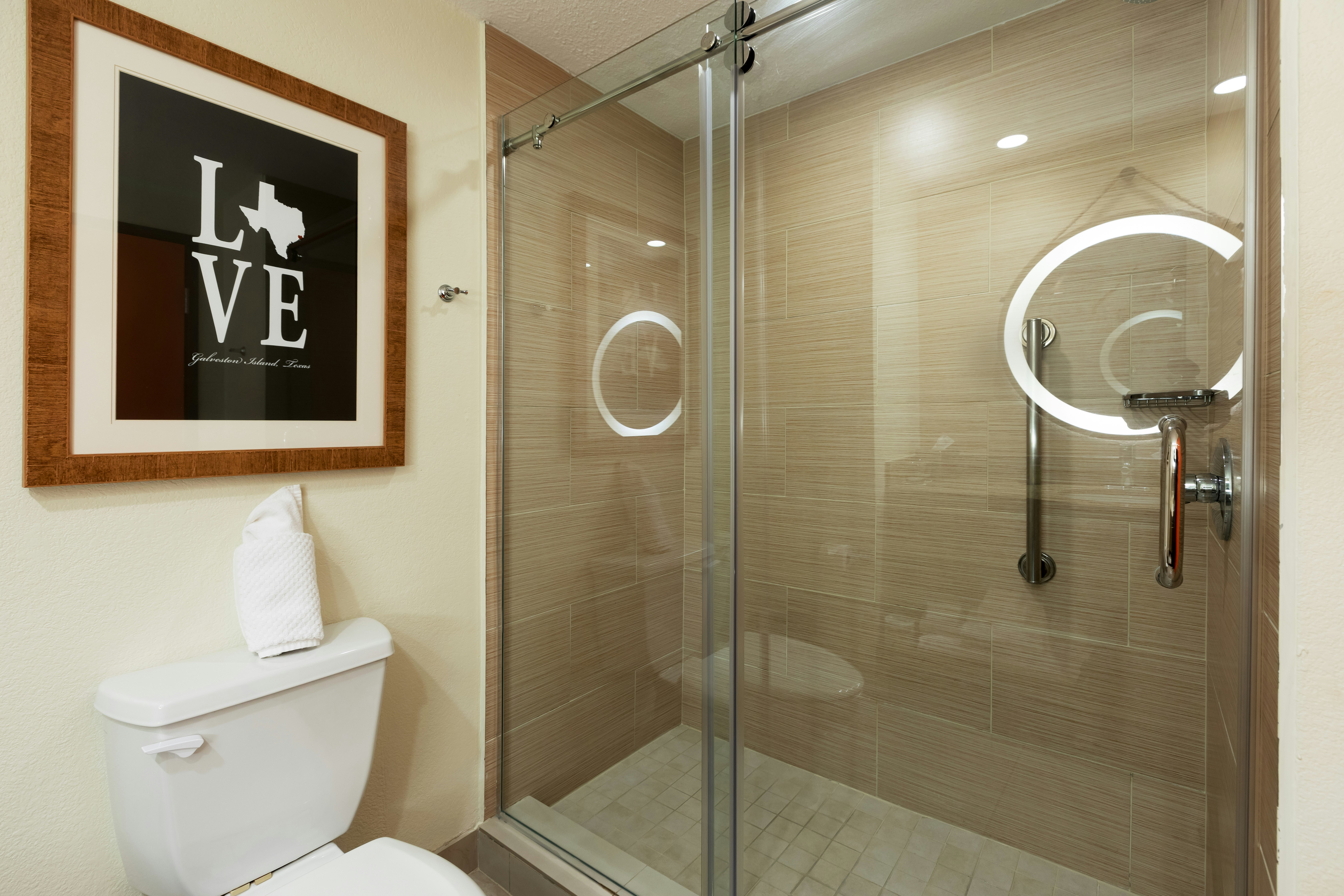 غرفة بريميوم بسرير كينج بإطلالة على الشاطئ بشرفة، Doubletree By Hilton Hotel Galveston Beach 4/5