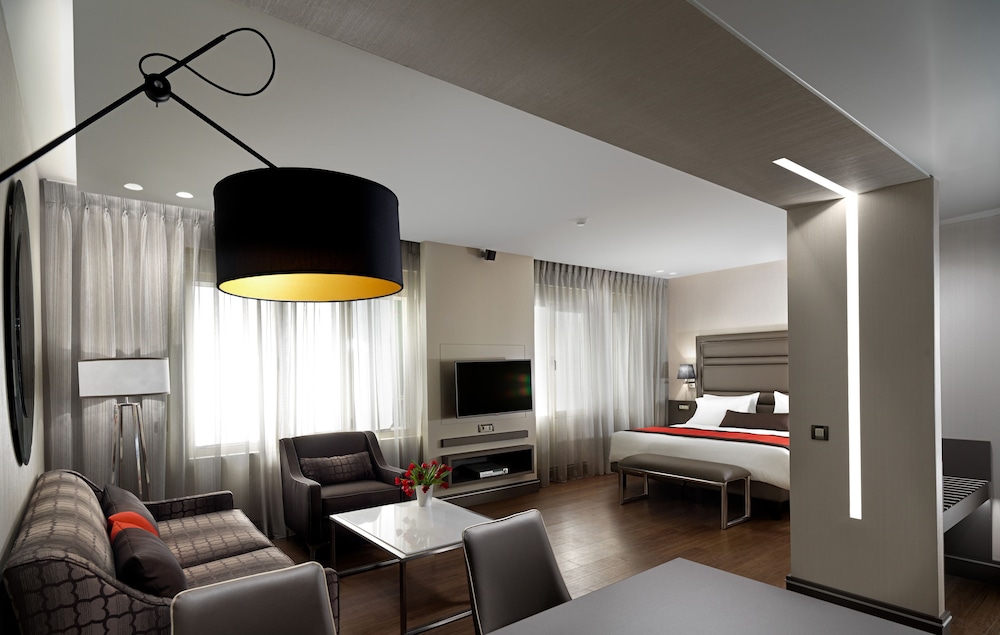 Holiday Suites 22/34