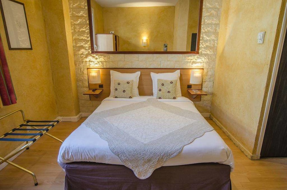 Brit Hotel Bosquet 13/27