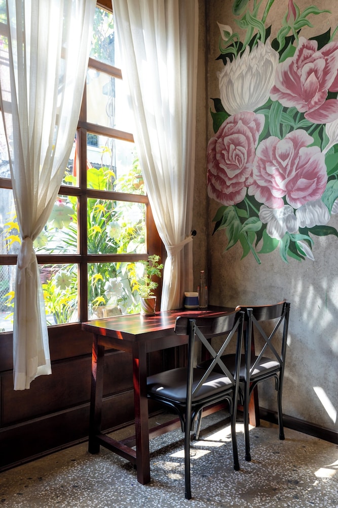 Flower Beachstay & Coffee 32/50