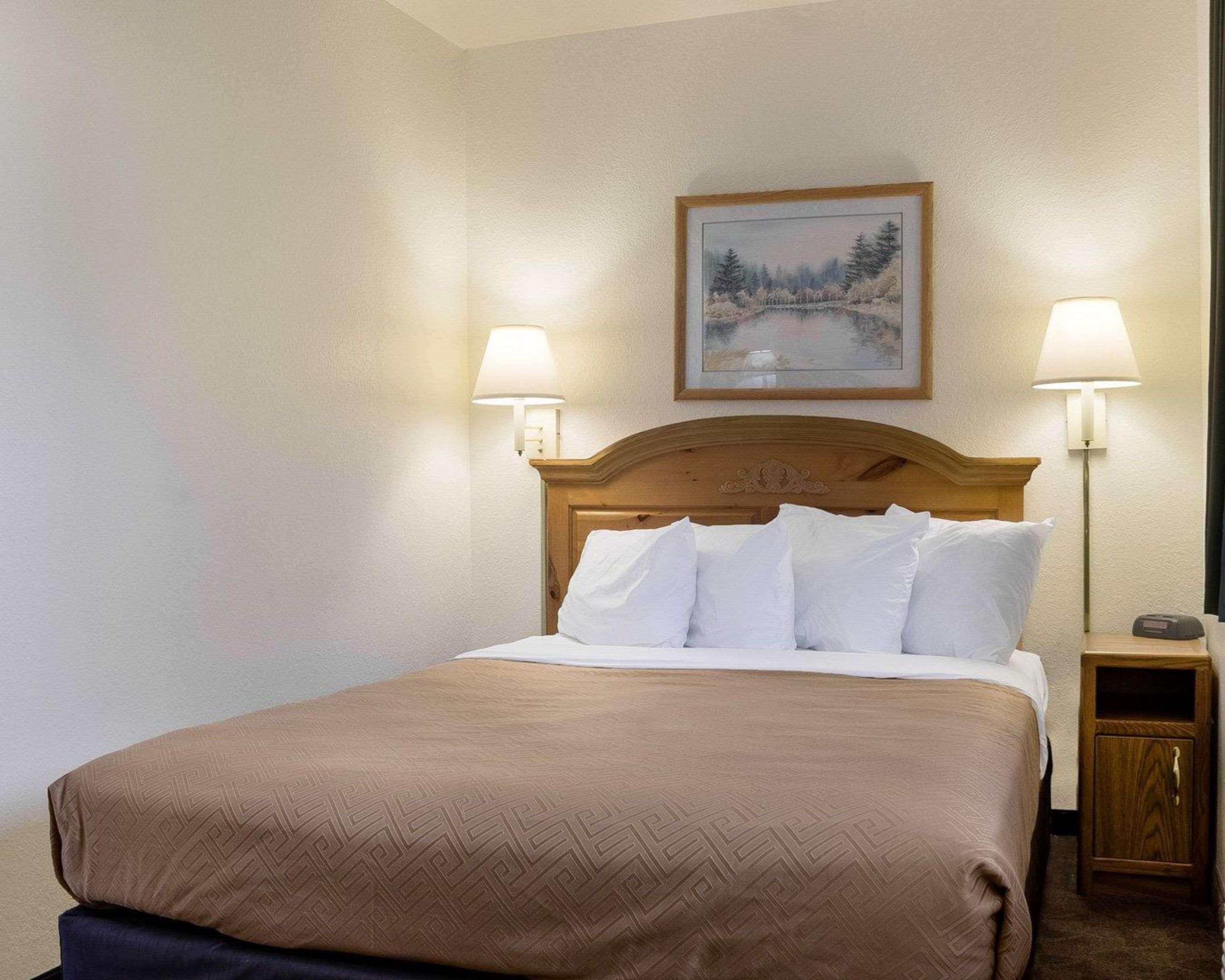 Royal Inn Keystone (ex Econo Lodge Near Mt. Rushmore Memorial) 8/20