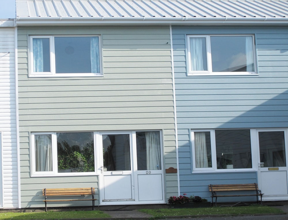 Freshwater Bay Holiday Cottages 2/50