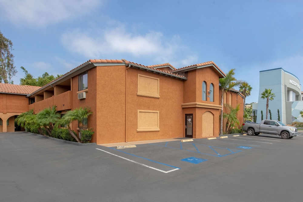 Quality Inn & Suites Oceanside Near Camp Pendleton 42/50