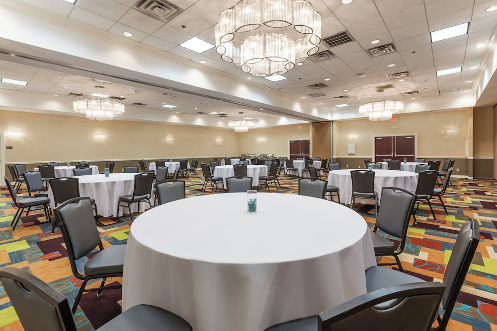 Holiday Inn Hotel And Suites Oklahoma City North 25/32