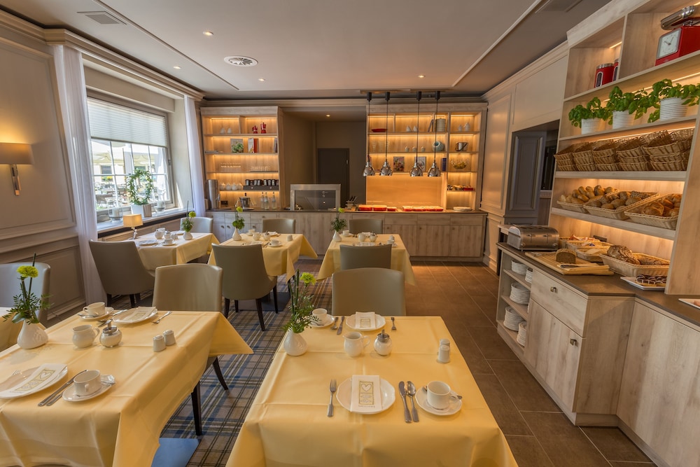 Parkhotel Schloss Hohenfeld (Parkhotel Hohenfeld) 49/65