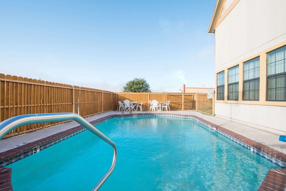 Howard Johnson by Wyndham San Marcos 5/43