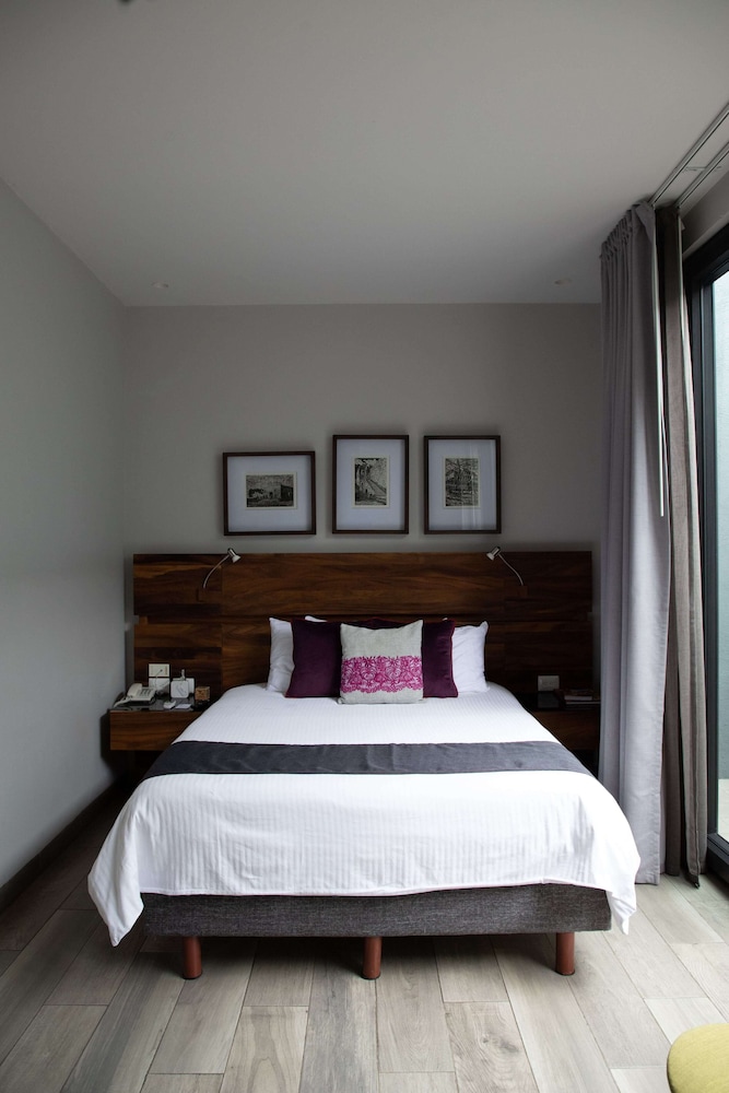 STANDARD, QUEEN BED