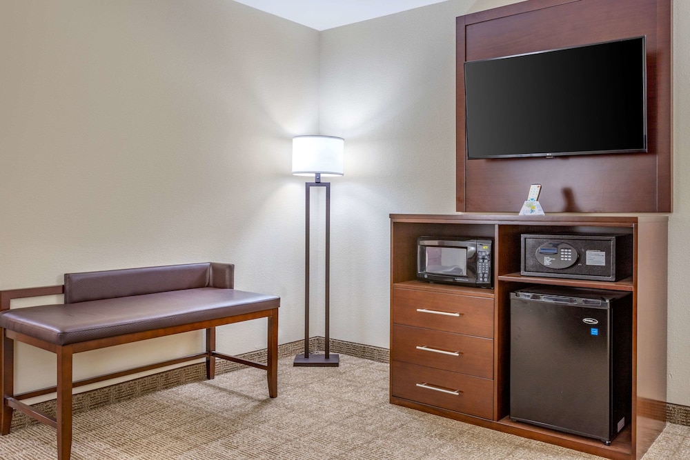 Comfort Suites Savannah Gateway I-95 28/38