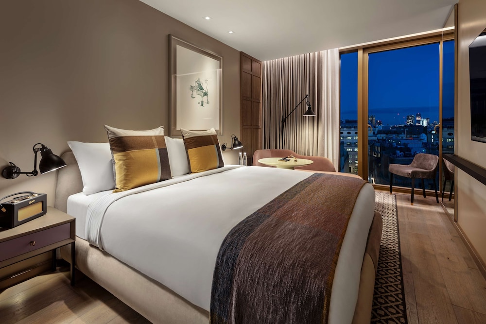 DELUXE, KING BED, CITY VIEW