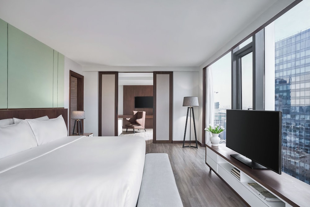 1 Bedroom, Flat, King Bed, City View, Living Area