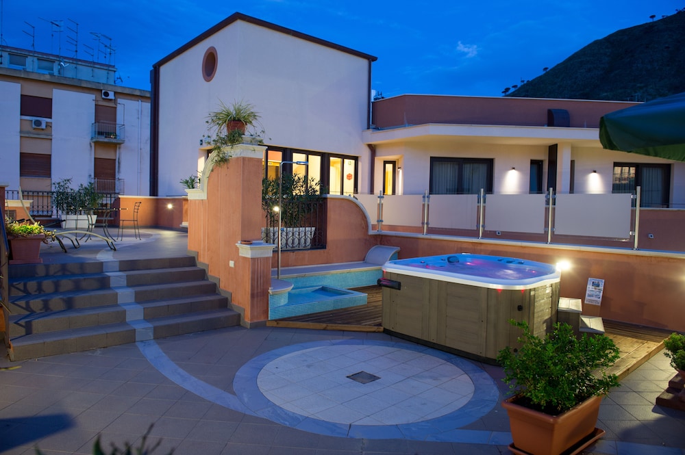 Artemis Hotel 3/69