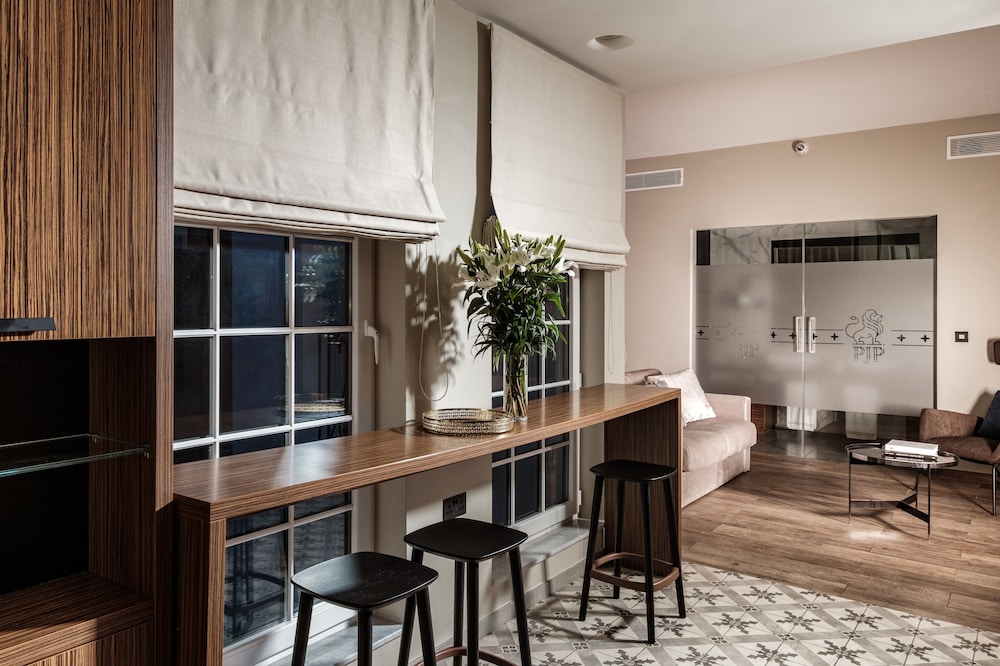 1926 Le Parisot Boutique Suites 20/36