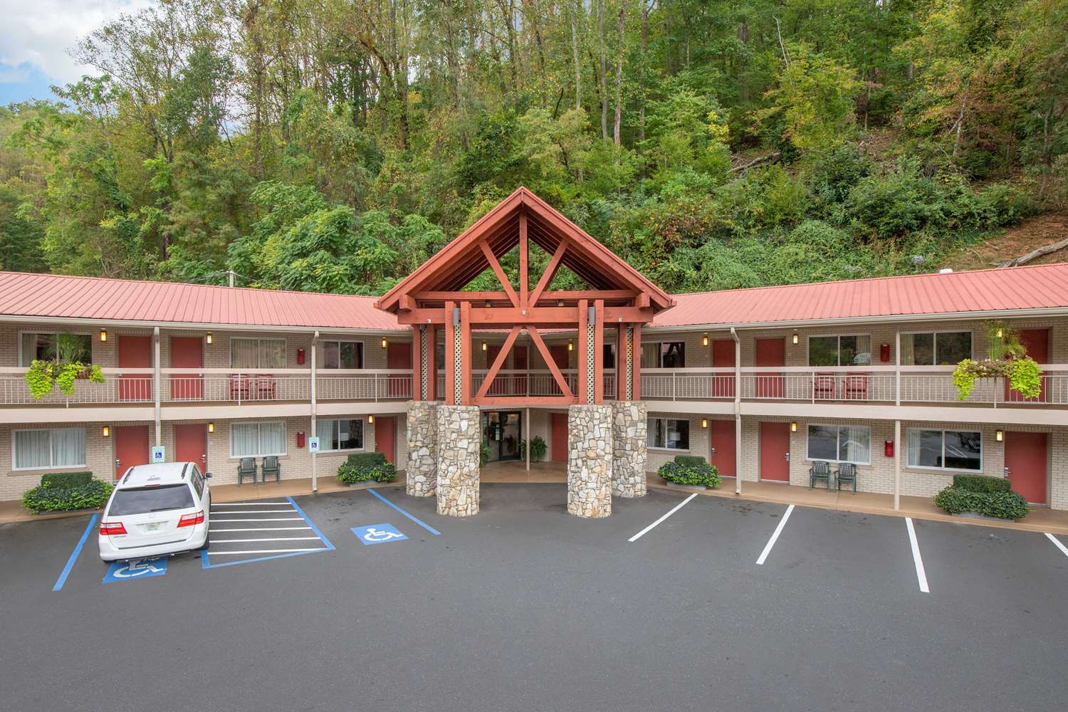 Econo Lodge Cherokee, NC 26/27