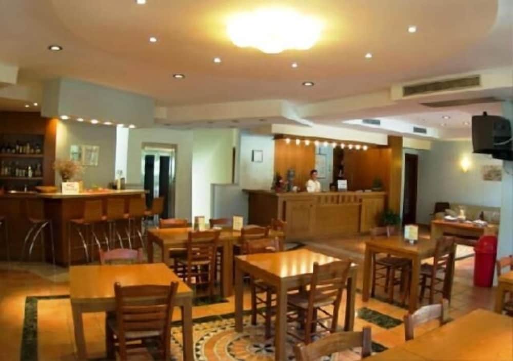 Gi Ga Mar Hotel 12/28