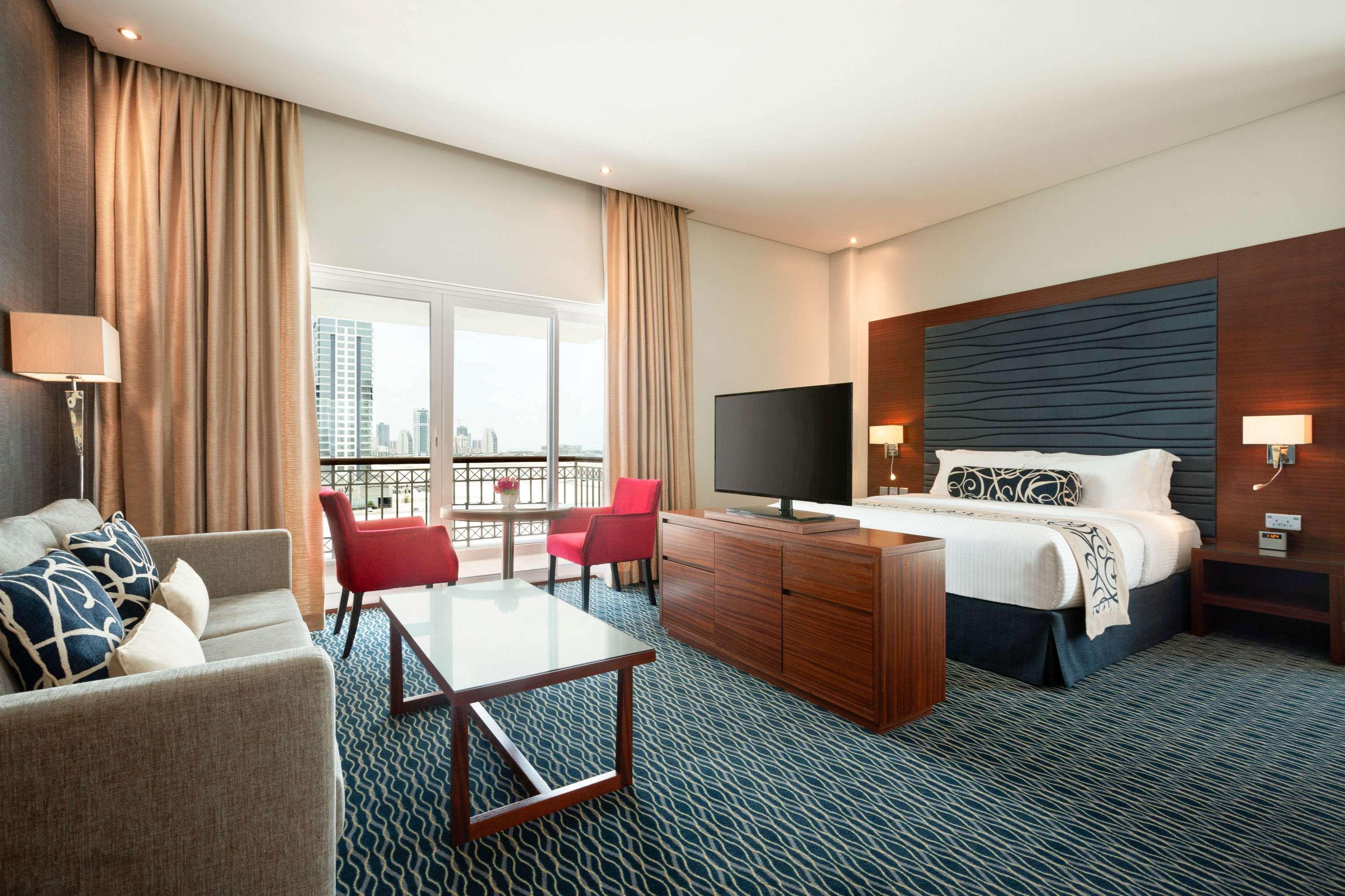 Pool, Suite, King Bed, Smoking