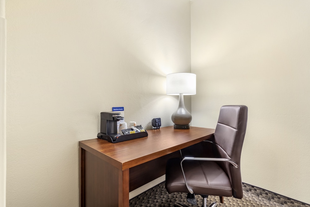 Comfort Suites Medical Center Near Six Flags 39/44