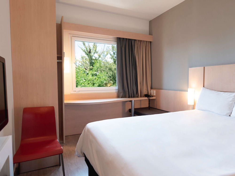Ibis Pilar 24/63