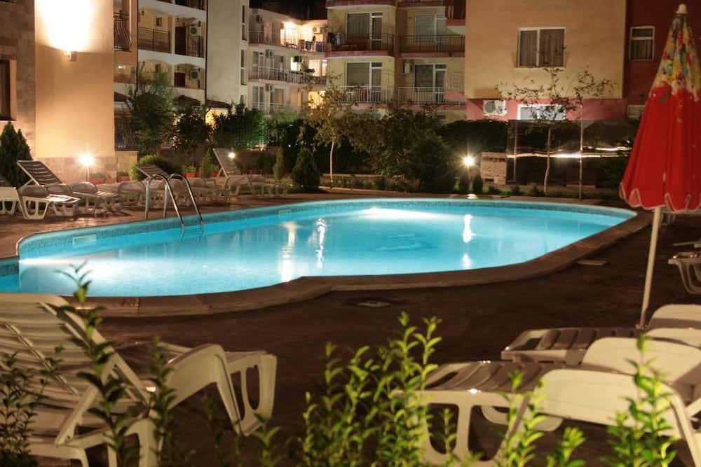 Aparthotel Rose Village 63/65