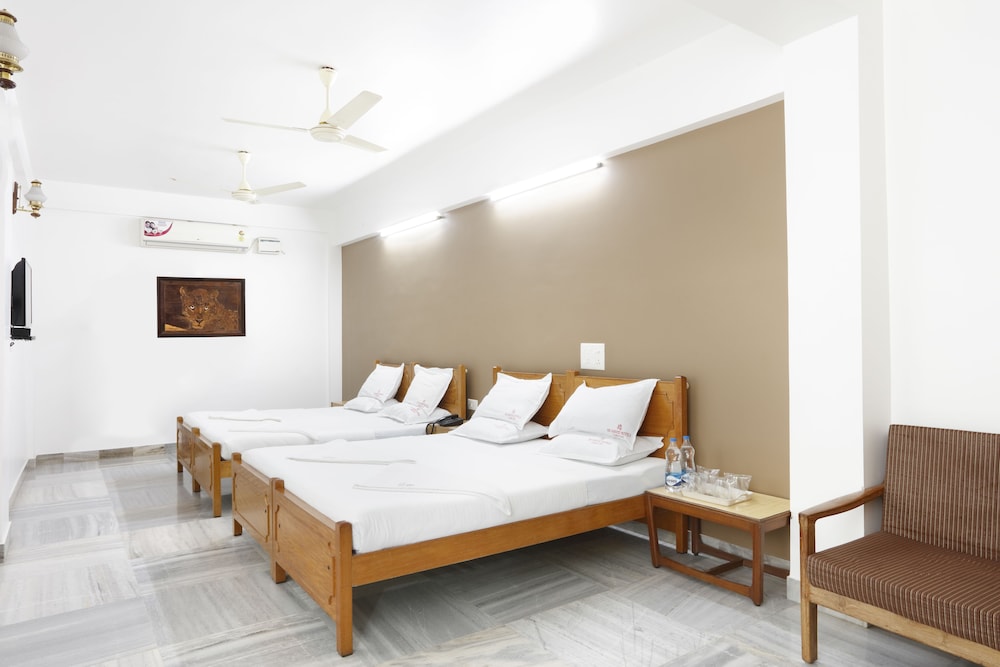 Sri Aarvee Hotels 11/30
