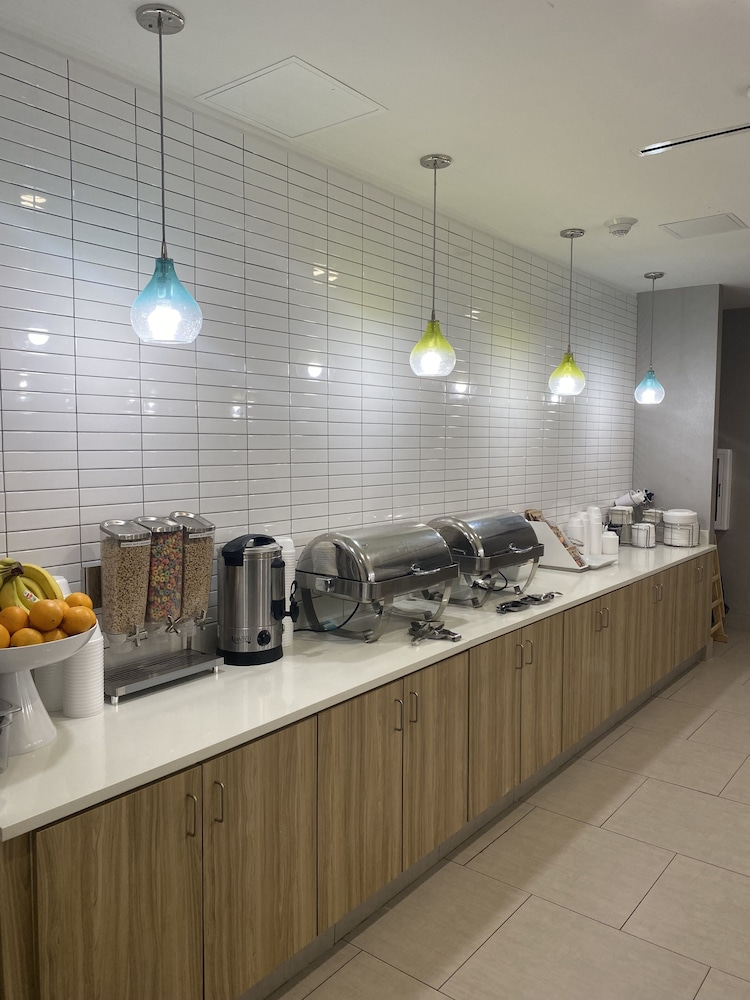 La Quinta Inn & Suite by Wyndham Lake City 27/29
