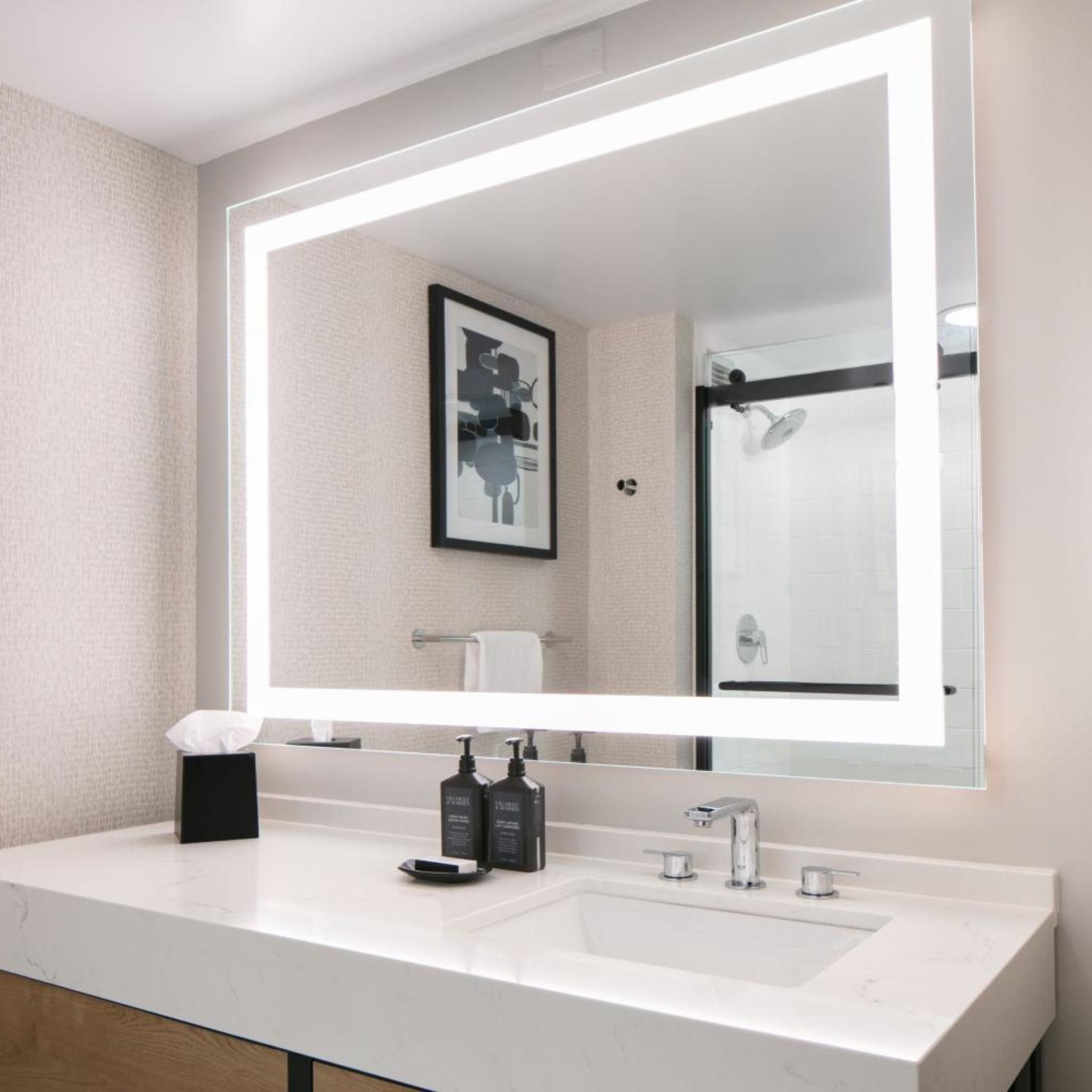 Junior Suite, King Bed, Sofa, Club Floor، SHERATON OVERLAND PARK HOTEL AT THE CONVENTION CENTER 3/3