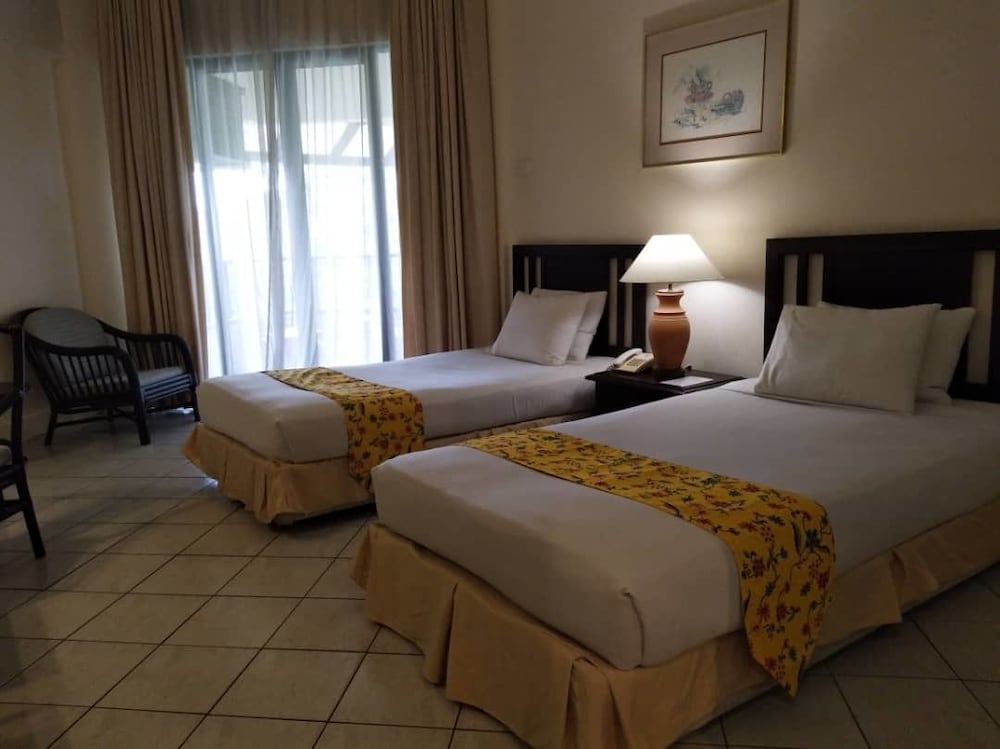 THE ORIENT STAR RESORT LUMUT 17/39