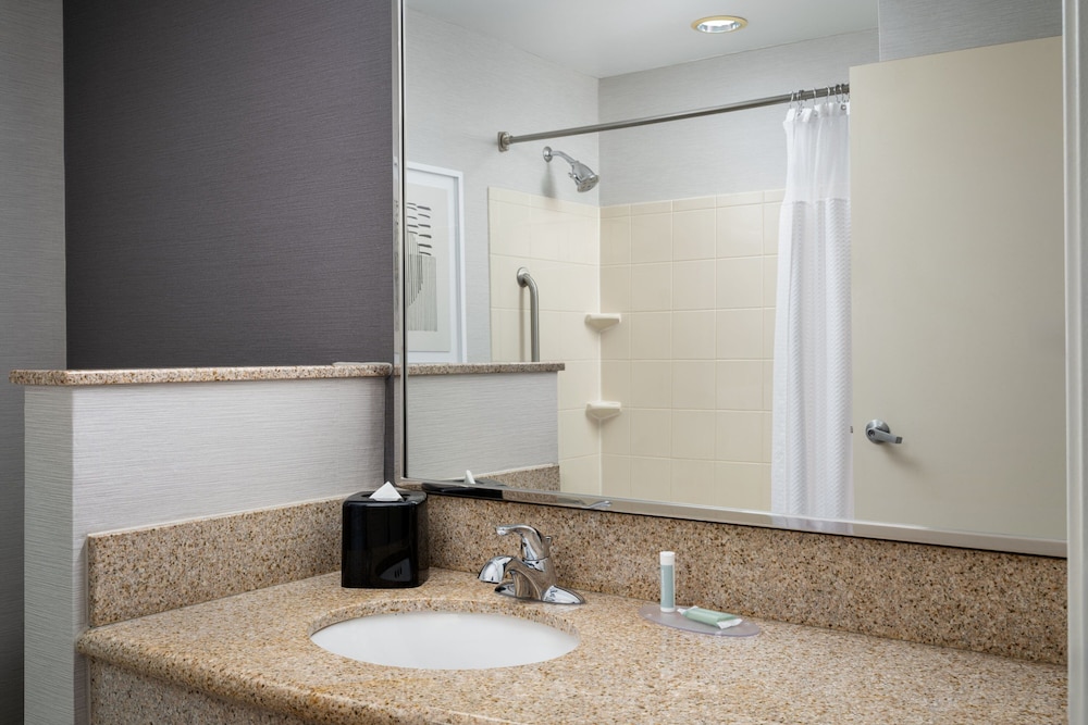 Courtyard by Marriott Kingston 46/50