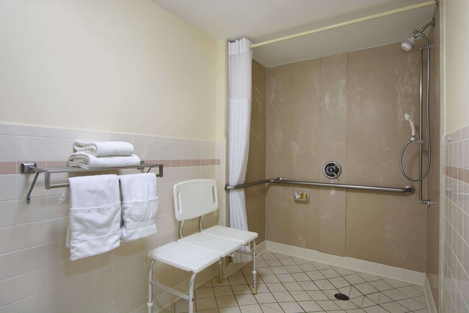 Days Inn By Wyndham Longview South 25/25