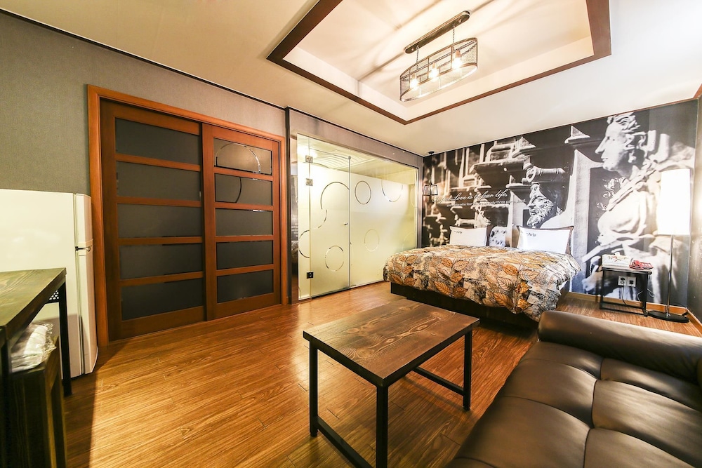 Q Hotel 38/48