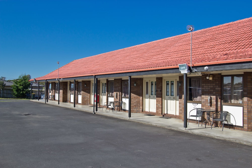 Airport Manor Inn 4/66
