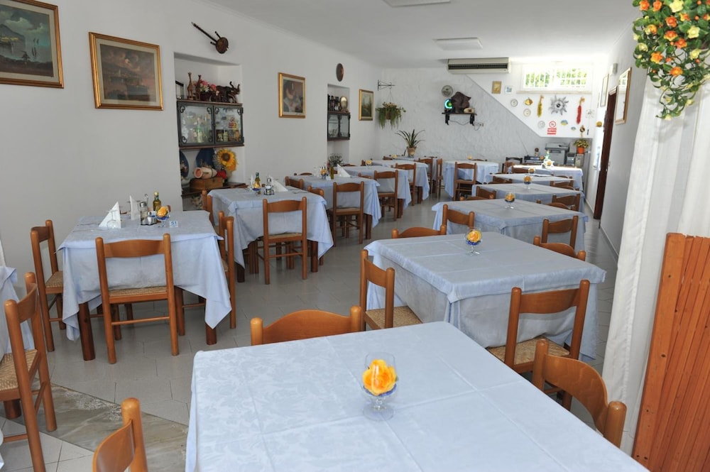 Hotel Villa Mena 40/50
